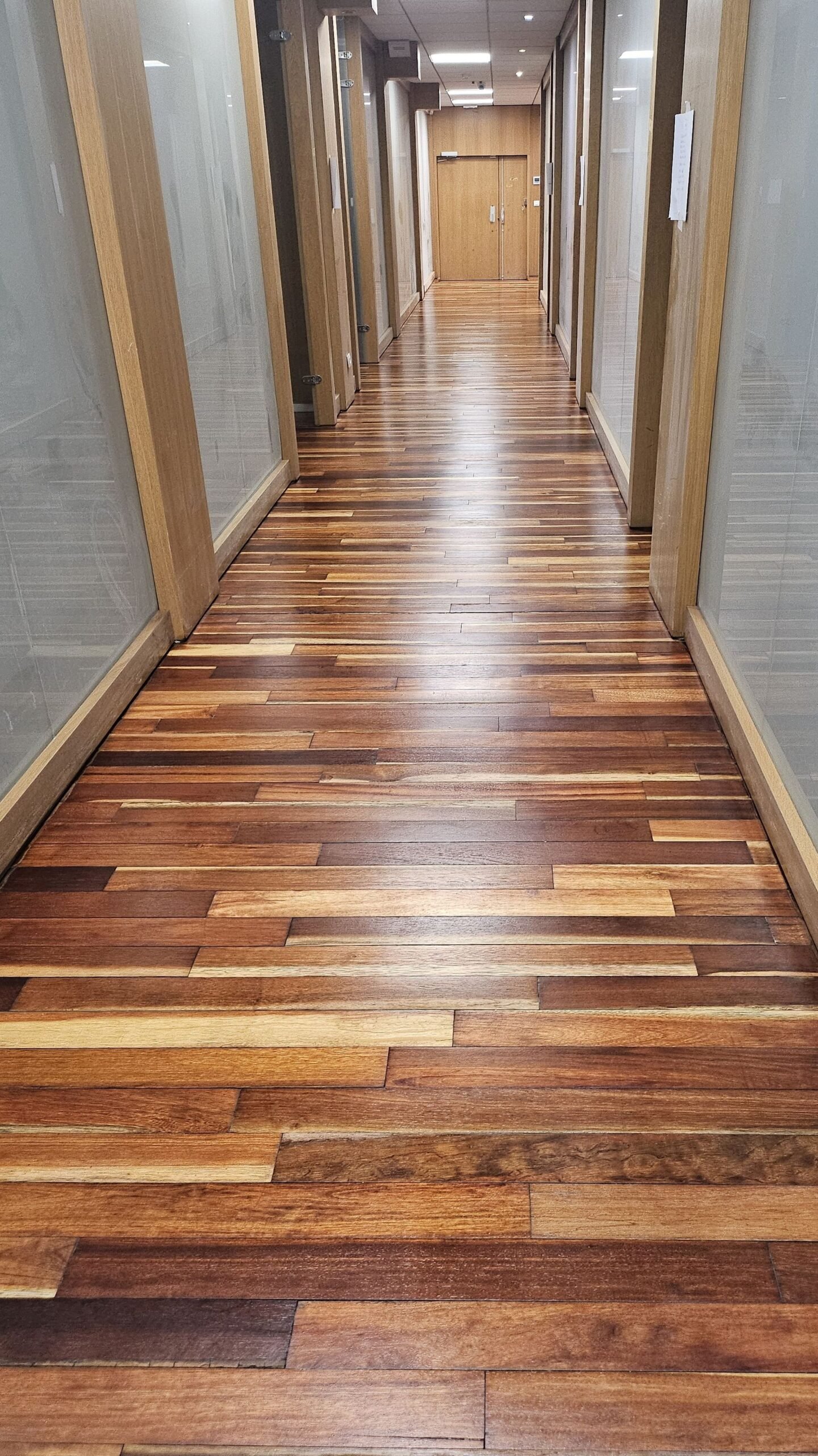 Rénovation et vitrification de parquet dans un plateau de bureaux à Lyon 3.