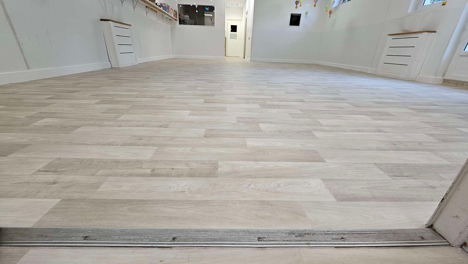 renovation-sol-professionnel-aspect-bois-villeurbanne Rénovation pro d'un revêtement souple de sol PVC type lino aspect bois dans une crèche à Villeurbanne.